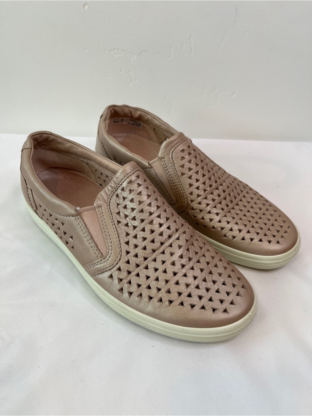 ECCO Soft 7 Perforated Slip On Sneakers Metallic Rose Gold Champagne Womens 7